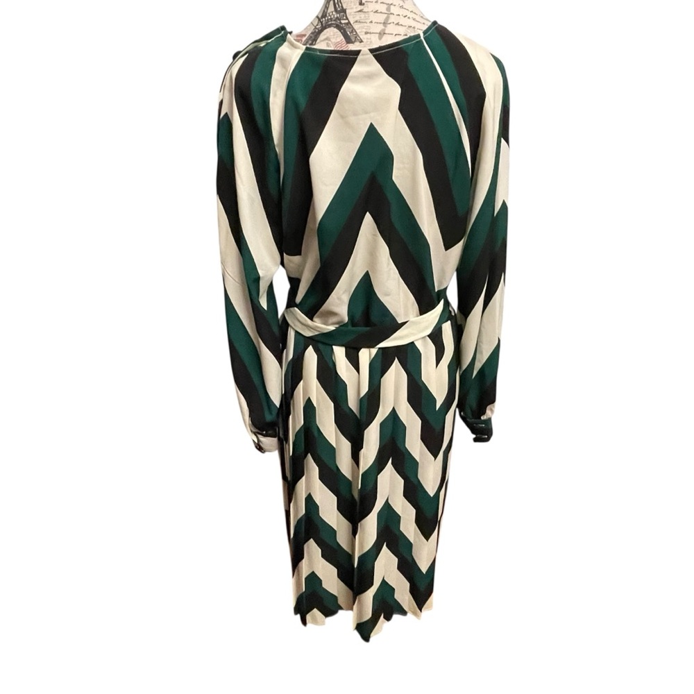 Who What Wear Chevron Long Sleeve Dress in Green and Black - Picture 3 of 7